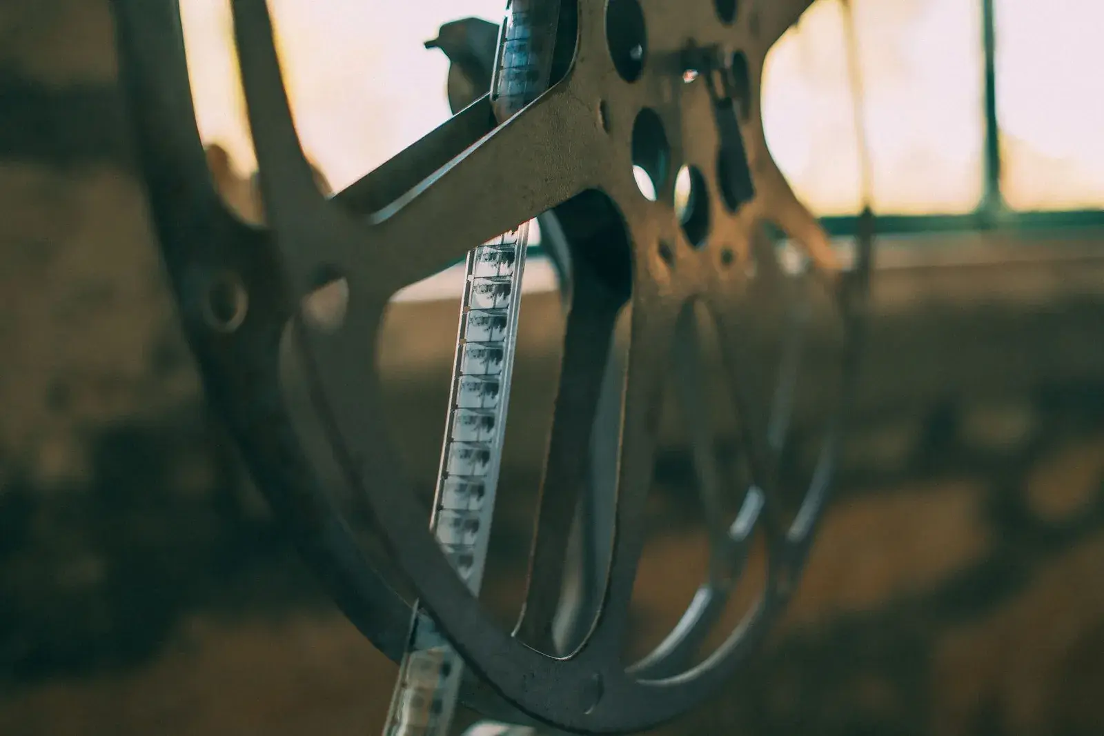 Gros plan sur une bobine de film ancienne et sa pellicule, lumière douce