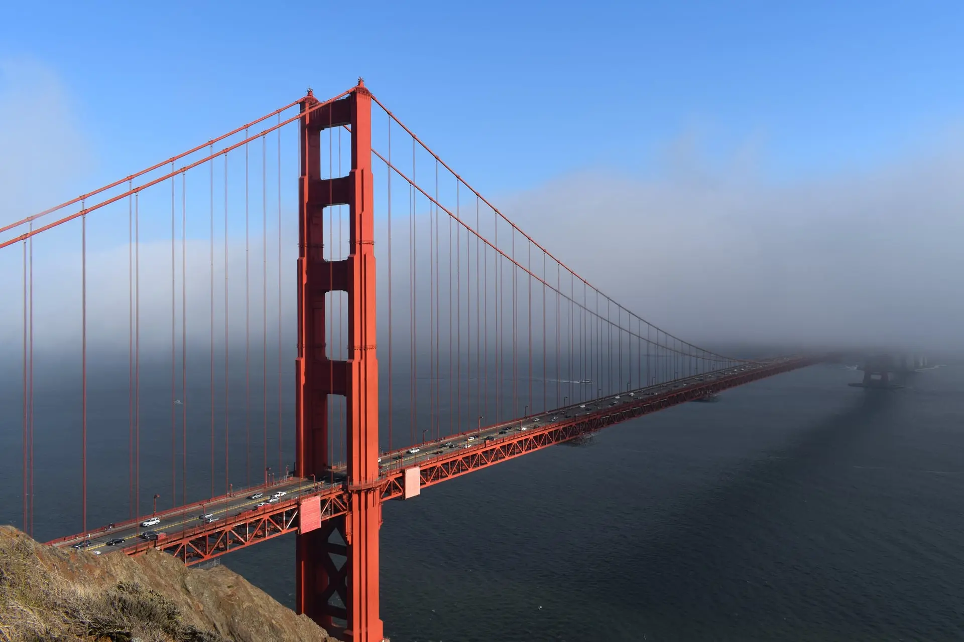 Le Golden Gate Bridge vu depuis la rive nord, côté comté de Marin, avec San Francisco en arrière-plan
