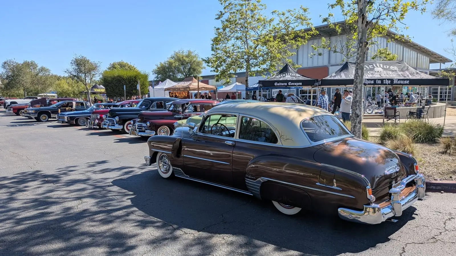 Lowrider customisé à la peinture flamboyante, capot ouvert, lors d’un car show californien