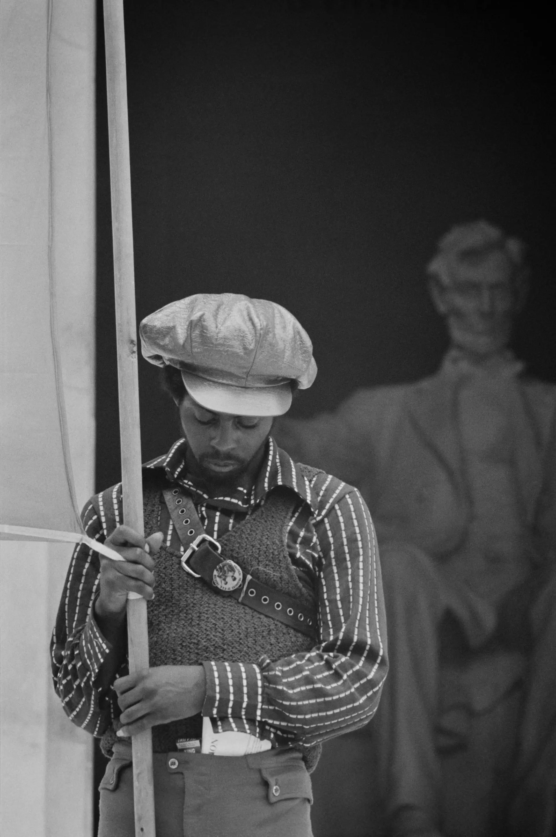 Militant du Black Panther Party brandissant une bannière de la Revolutionary People's Constitutional Convention devant le Lincoln Memorial, 19 juin 1970
