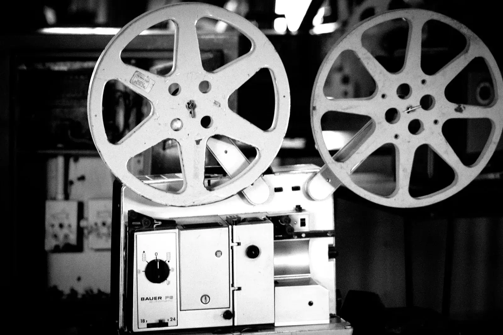 Projecteur de cinéma à deux bobines, photographié en noir et blanc