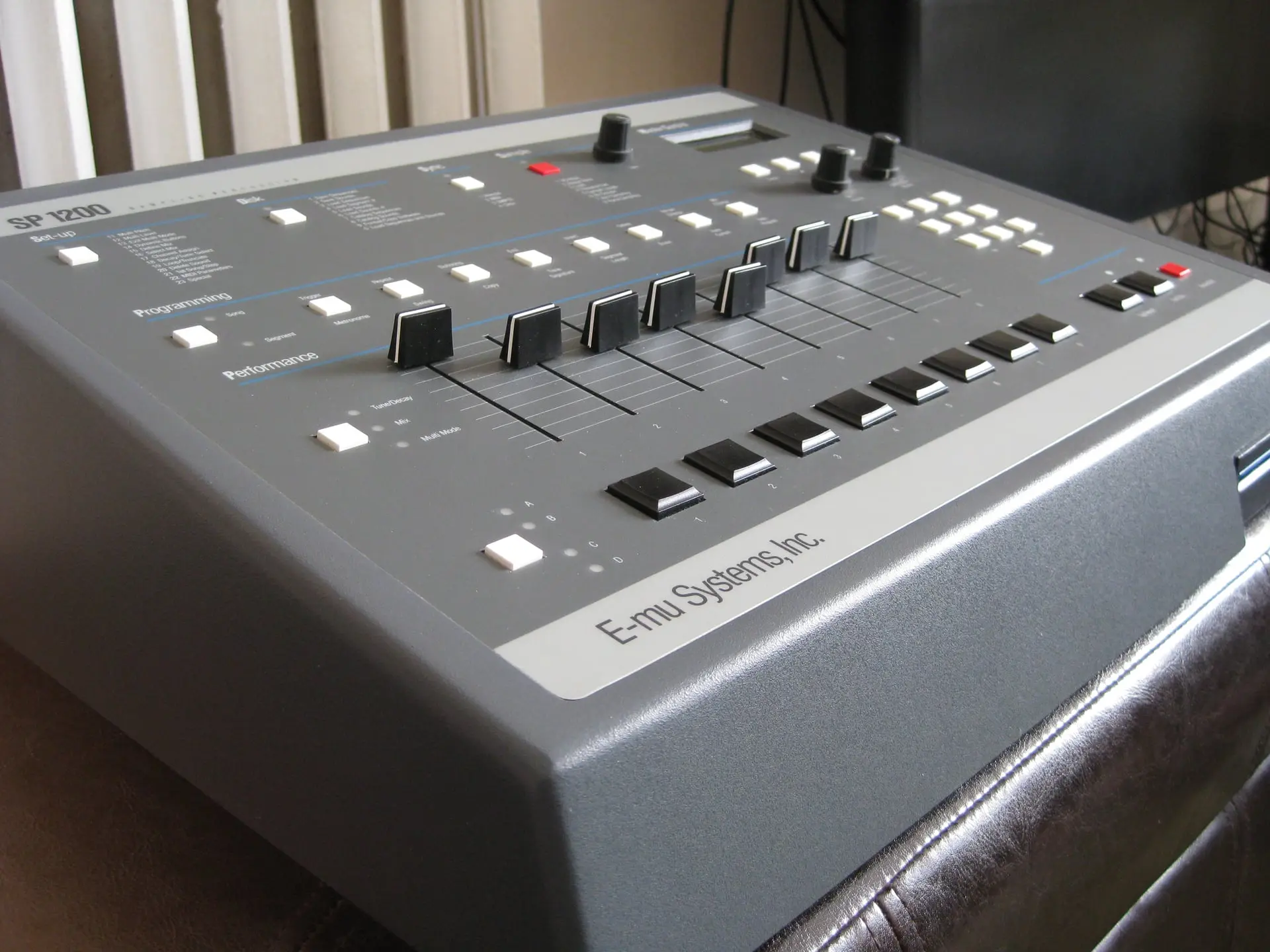 Sampler E-mu SP-1200, machine culte de la production hip-hop des années 1980-1990, face avant avec pads et faders