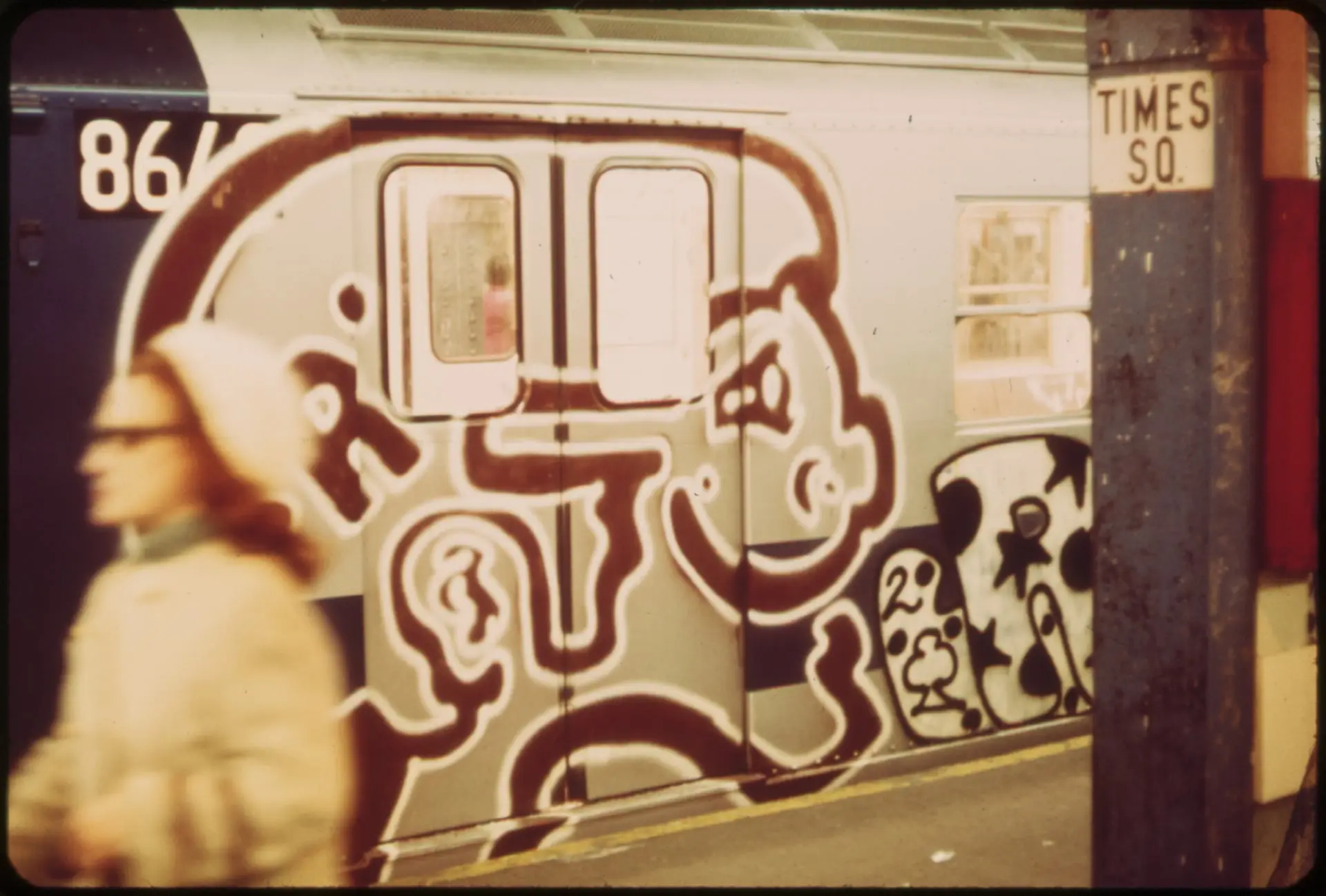 Station de métro de Times Square couverte de graffitis en 1973, photographie du programme Documerica