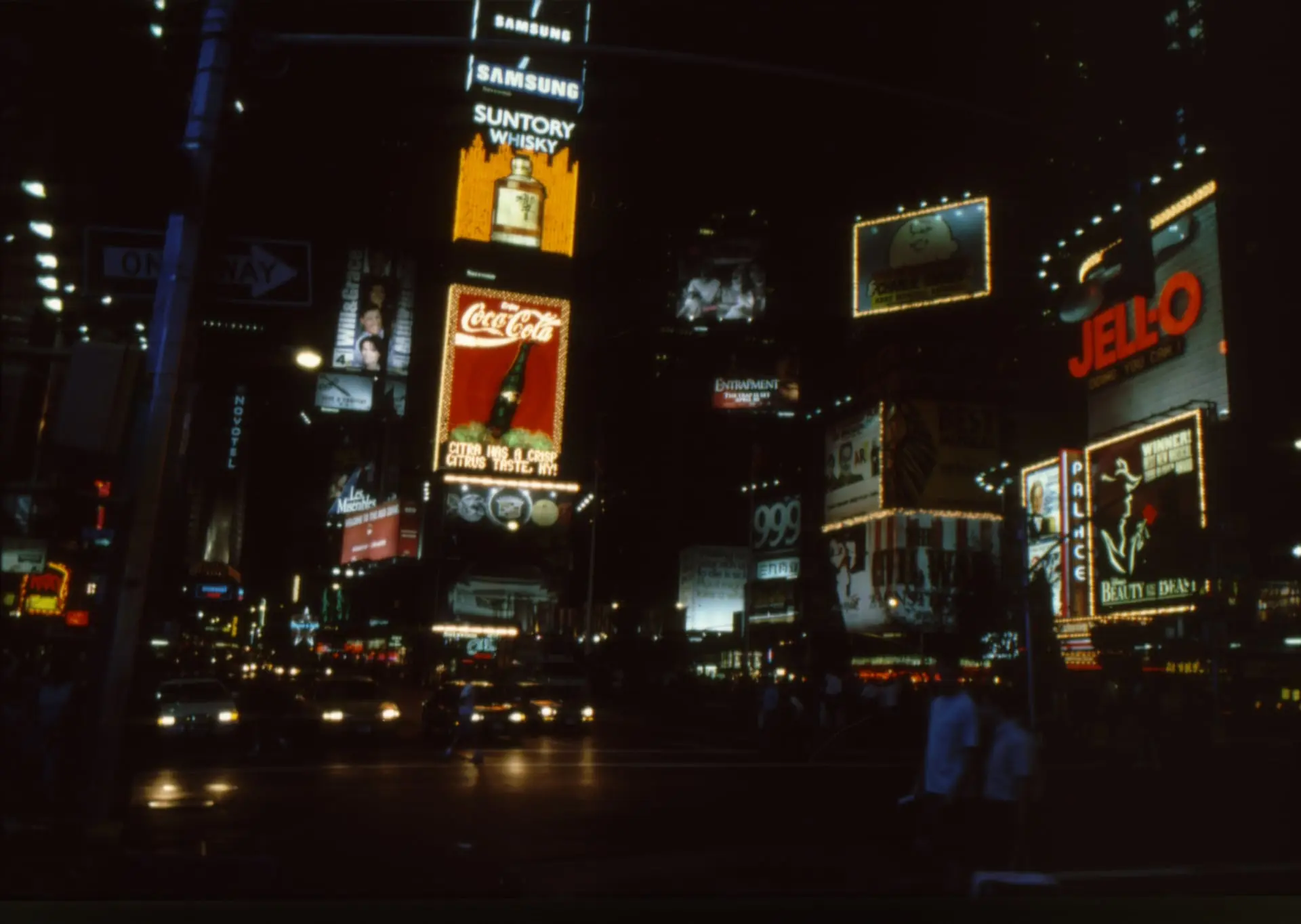 Times Square en mai 1999 : taxis jaunes, néons et panneaux publicitaires géants sous un ciel couvert