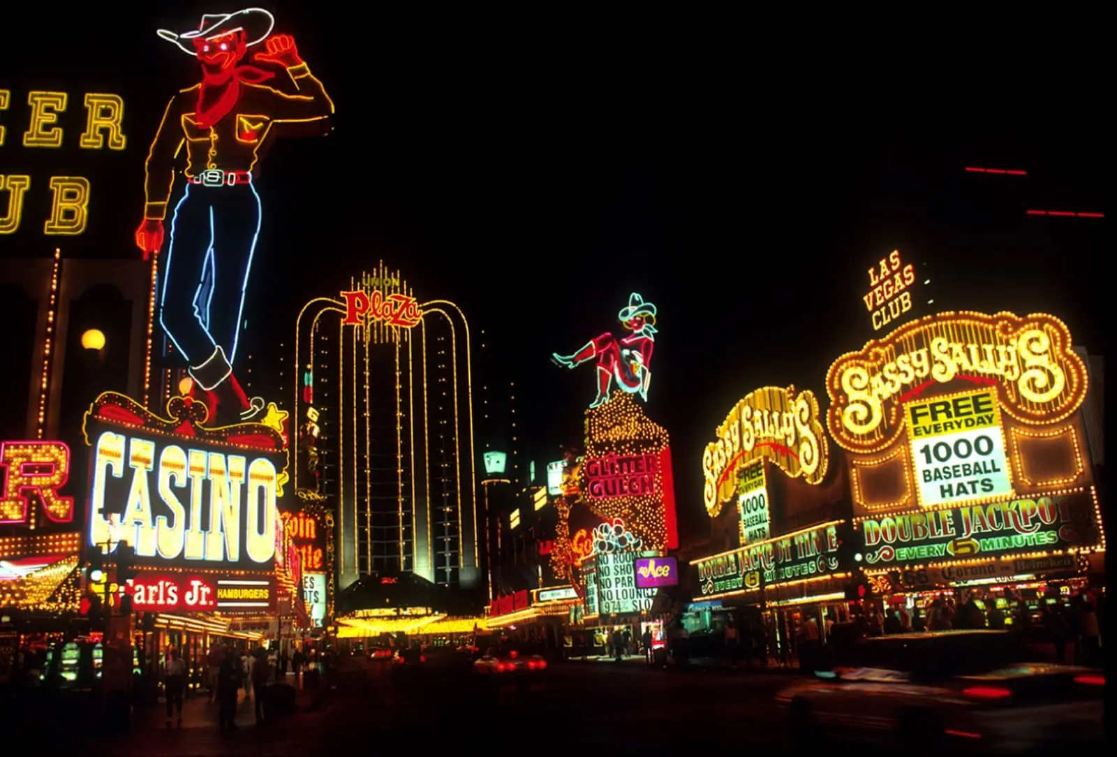Las Vegas de nuit, enseignes au néon classiques du Strip saturant l’obscurité de rouge et d’or